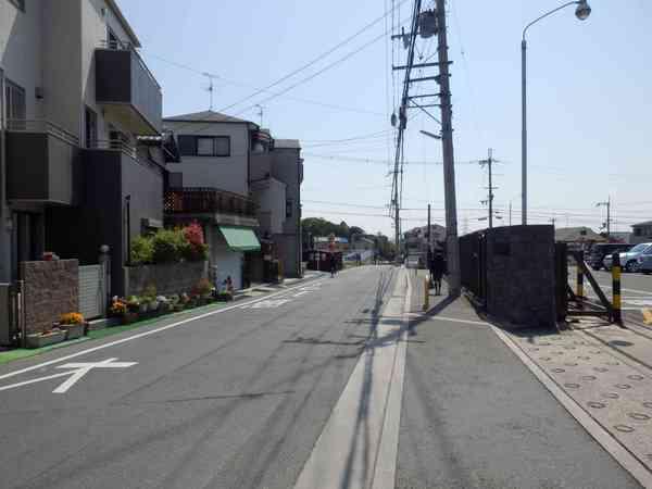 サンコーポ高槻阿武野　前面道路含む現地写真　