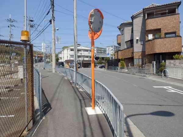 サンコーポ高槻阿武野　前面道路含む現地写真　