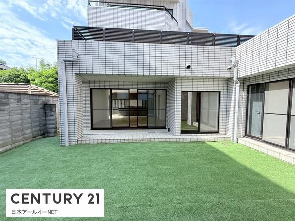 ライオンズマンション京都鞍馬口　庭　南側の明るく広い庭は道路から見えず安心