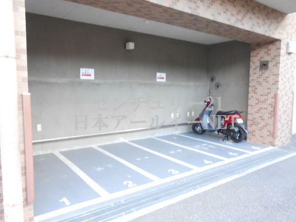 クレアガーデン高槻松風館　バイク置場