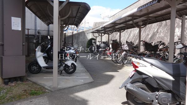 コート高槻岡本台　駐車場　自転車置き場