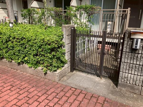 マイシティー高槻　玄関　戸建感のある門扉付きポーチ